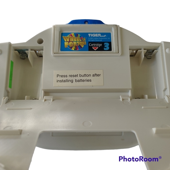 Wheel of Fortune by tiger Handheld Video Game Tiger Electronics 1999 + 2 games - Picture 4 of 6